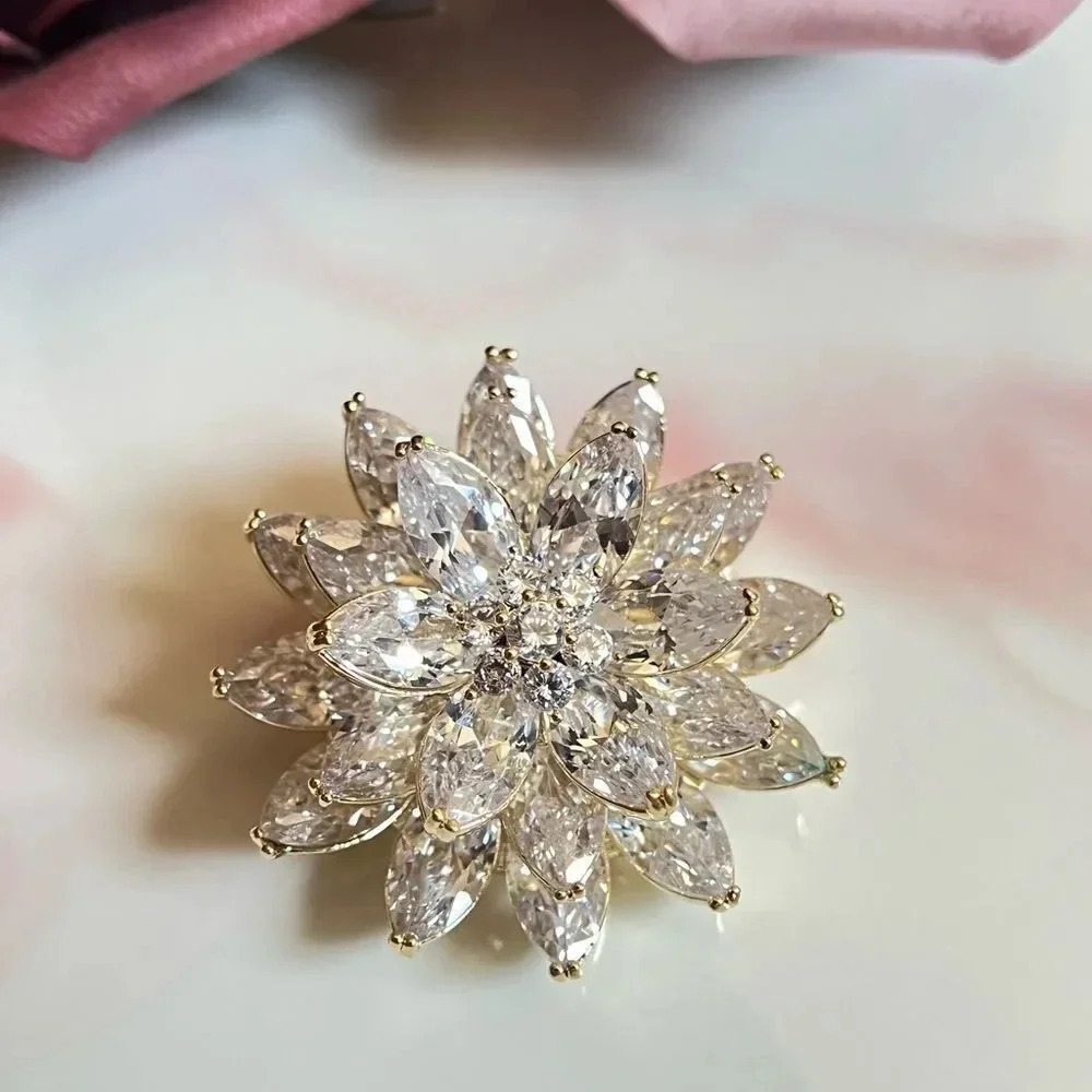 VQ Flower Brooch - Picture 2 of 7